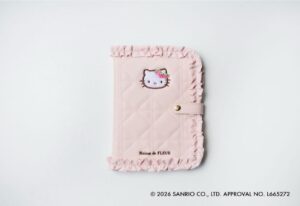 Maison de FLEUR×HELLO KITTY いちごマルチケースBOOK PINK
