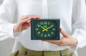 JR東日本版　みどりの駅時計BOOK2　暗闇で光る！ 蛍光色Ver.